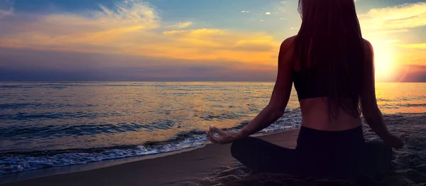 Spanduk Meditasi Yoga Perempuan Berpose Teratai Pantai Pinggir Laut Dengan — Stok Foto