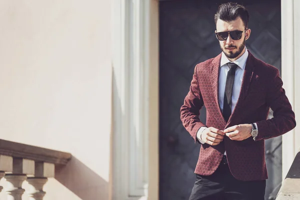 Eleganter Modischer Mann Mit Schwarzer Sonnenbrille Knöpft Seine Jacke Draußen — Stockfoto