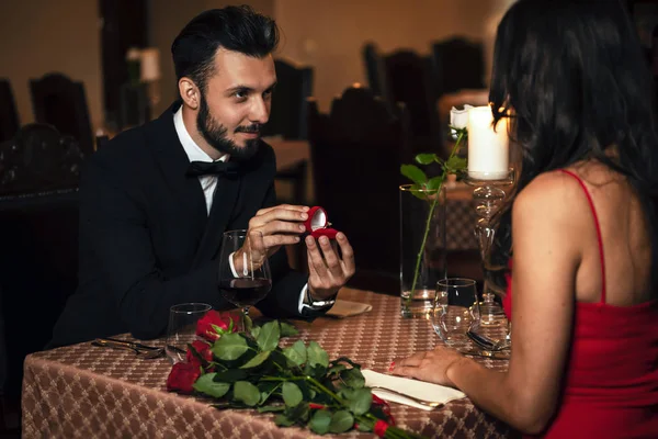 Uomo Donna Sorprendente Con Anello Fidanzamento Ristorante Durante Cena Romantica — Foto Stock