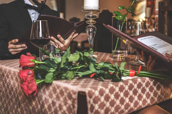 Elegant Par Älskar Att Läsa Meny Romantisk Middag Restaurang Närbild — Stockfoto