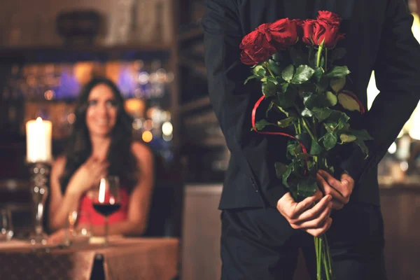 Concetto Romantico Sorpresa Uomo Che Tiene Mazzo Rose Vuole Darlo — Foto Stock