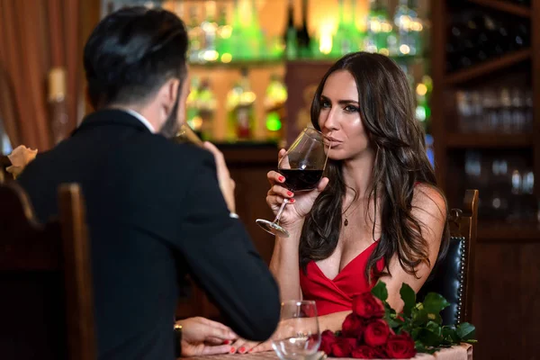 Attraente Coppia Innamorata Incontri Bere Vino Durante Cena Romantica Nel — Foto Stock