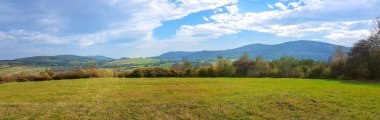 Geniş güneşli bir sabah pastoral sonbahar dağlar Manzara Panoraması.