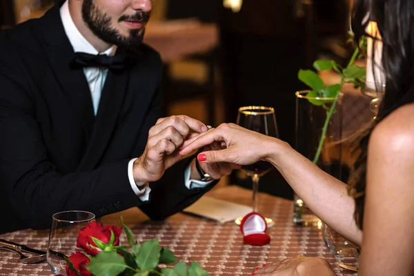 Uomo Donna Sorprendente Con Anello Fidanzamento Durante Cena Romantica Ristorante — Foto Stock