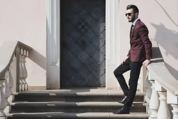 Elegante Hombre Moda Gafas Sol Negras Posando Aire Libre Las —  Fotos de Stock