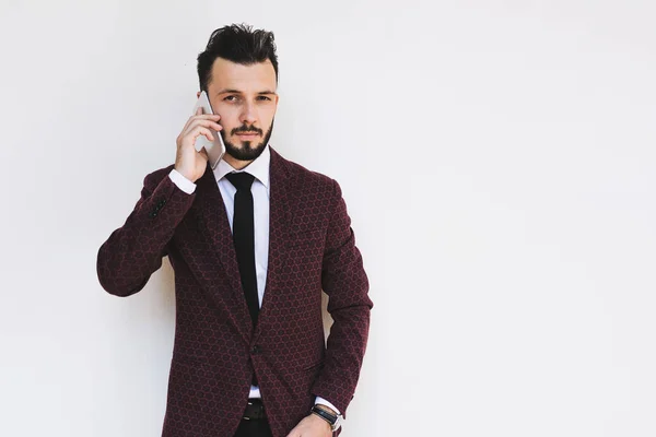 Hombre Negocios Moderno Moda Posando Sobre Fondo Blanco Hablando Por —  Fotos de Stock