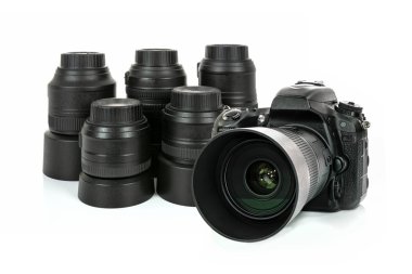 Profesyonel ve modern lensler ve Dslr fotoğraf makinesi yakın çekim beyaz bir arka plan üzerinde izole koleksiyonu
