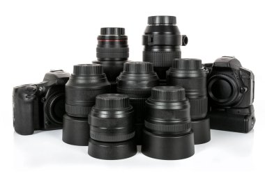 Profesyonel ve modern lens ve beyaz bir arka plan üzerinde izole Dslr kameralar geniş koleksiyon.