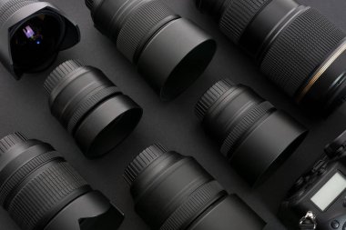 Büyük toplama-in profesyonel ve modern fotoğrafik donanımlar siyah bir arka plan (düşük anahtar).