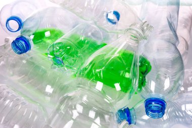 Çevre kirliliği kavramı - boş plastik şişe içinde yakın çekim geri dönüşüm için hazır.