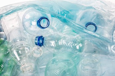 Çevre koruma kavramı - boş plastik şişe bir çöp torbasına geri dönüşüm için hazır