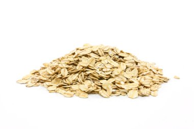 Yulaf ezmesi gevreği yakın çekim beyaz bir arka plan üzerinde yığını