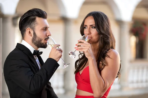 Elegante Coppia Amanti Con Bicchiere Vino Champagne Piedi Balcone Durante — Foto Stock