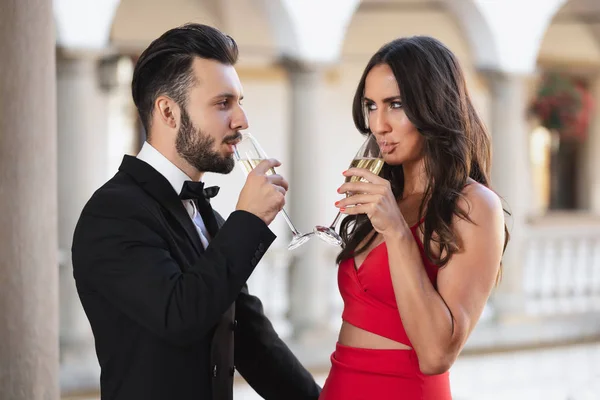 Elegante Coppia Amanti Con Bicchiere Vino Champagne Piedi Balcone Durante — Foto Stock