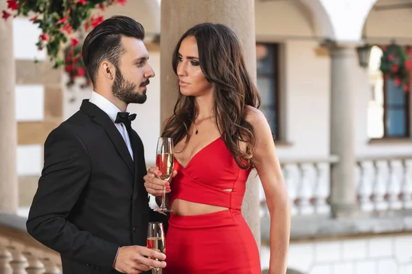 Elegante Coppia Amanti Con Bicchiere Vino Champagne Piedi Balcone Durante — Foto Stock