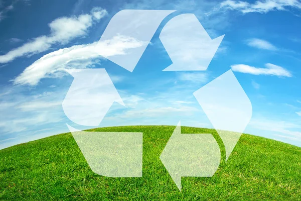 环境保护的综合图像 绿色草地和蓝天地球地平线上的回收标志 — 图库照片