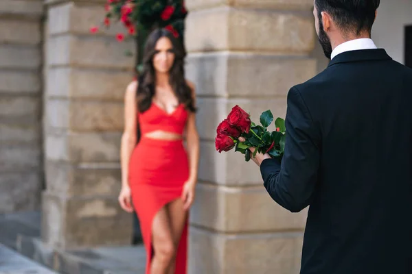 Visão Traseira Homem Dando Buquê Rosas Vermelhas Para Uma Mulher — Fotografia de Stock