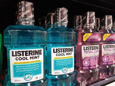 Nowy Sacz, Polonya - 29 Kasım 2018: süpermarkette görüntülenen çeşitli Listerine ürün. Listerine antiseptik ağız çalkalama ürünü bir Amerikan markasıdır..