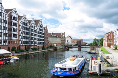Gdansk, Polonya - 26 Haziran 2018: Turist gemisi tarihi eski şehir Gdansk şehir Motlawa nehrinde 