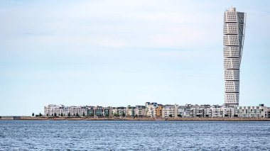 Malmö, İsveç - 22 Temmuz 2017: Batı liman alanı ile Malmo Turning Torso gökdelen.