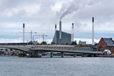 Copenhagen, Danimarka - 24 Temmuz 2017: Yeni çevre dostu güç istasyonu Amager Bakke (Amager Hill), Kopenhag.