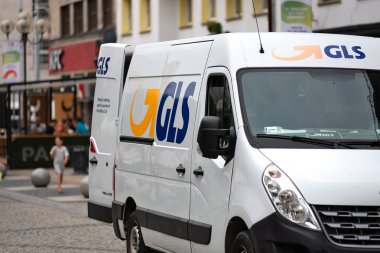 Wroclaw, Polonya - 20 Temmuz 2017: Gls kurye müşteriye sevk irsaliyelerini sunar. GLS dünyanın en büyük posta nakliye şirketi biridir.