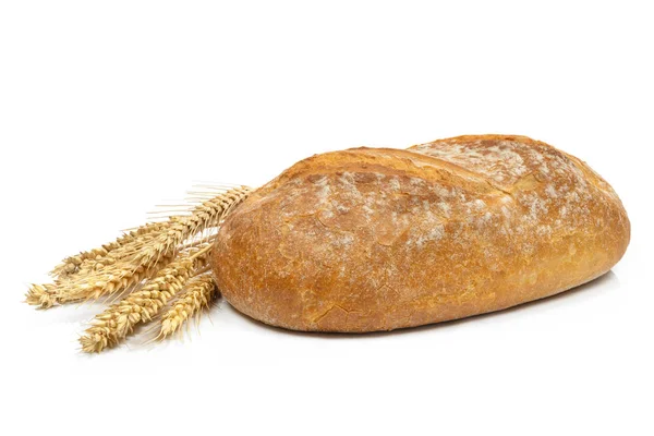 Frisches Brot Mit Weizenkörnern Auf Weißem Hintergrund Großaufnahme — Stockfoto