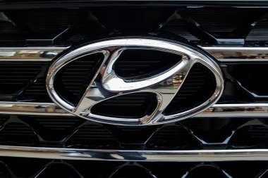 Nowy Sacz, Polonya, 15 Ocak 2019: Hyundai işareti bir araba grilll. Ünlü bir Güney Koreli çok uluslu otomotiv üreticisi Hyundai Motor Company olduğunu. 