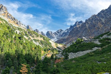 Popradske Pleso Milli Parkı Yüksek Tatras Dağları Görkemli görünümü, Güneşli bir sonbahar gününde Slovakya ( Sedlo pod Ostrvou altında)