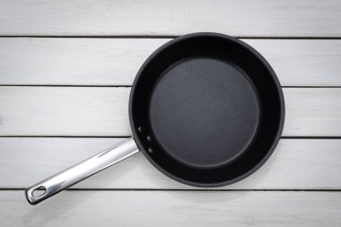 Mutfak şablon - Beyaz ahşap tahta arka plan üzerinde boş bir Pan üstten görünüm. 