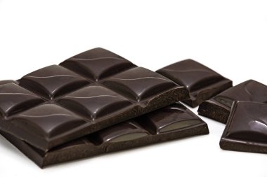 Sigorta primi bitter çikolata parçaları üzerinde beyaz bir arka planda yakın çekim izole