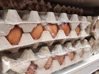 Satılık süpermarket raflarında tavuk yumurtası ile konteyner.