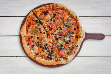 En iyi geleneksel İtalyan pizza ile görünümünü: jambon, mantar, domates, mozzarella peyniri, siyah zeytin ahşap beyaz masa (yüksek ayrıntılar üzerinde).