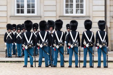 Kopenhag, Danimarka - 24 Temmuz 2017: Amalienborg Palace Square muhafiz olarak değiştirilmesi. Kopenhag, Danimarka Danimarka Kraliyet ailesinin evi sarayıdır.