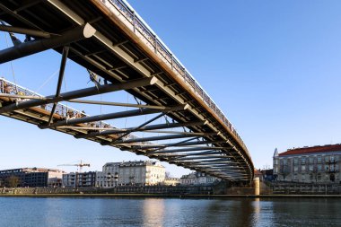 Krakow, Polonya - 16 Şubat 2019: İnsanlar baba Bernatka ünlü yaya köprüsü Krakow Vistula Nehri üzerinde güneşli bir günde geçer.