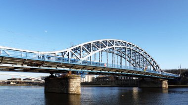 Krakow, Polonya - 16 Şubat 2019: Mareşal Jozef Pilsudski köprünün diğer tarafında Vistula Nehri Krakow panoramik manzaralı