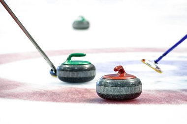 Curling taşları buz üzerinde