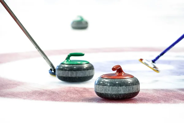 Curling stenen op het ijs — Stockfoto