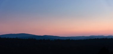 Dağlarda güzel bir gün batımı
