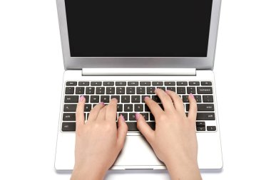 Dizüstü bilgisayarda yazan kadın elleri