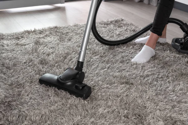 Woman cleaning carpet at home — Stock Photo, Image