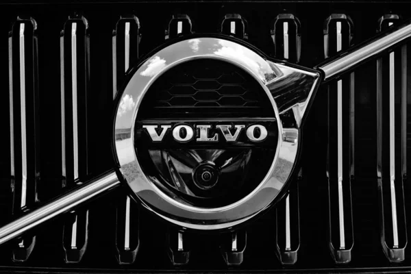 Godło metaliczne Volvo w B & W — Zdjęcie stockowe