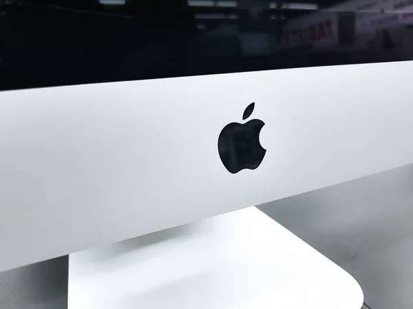 Apple znak na komputerze imac — Zdjęcie stockowe