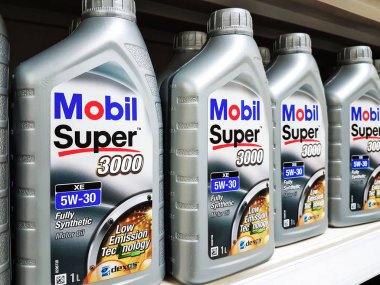 Raflarda satılık mobil ürünler