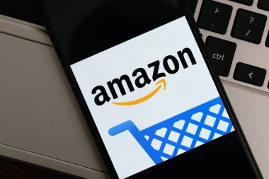 Krakow, Polonya - 30 Eylül 2020 Ekran akıllı telefonunda Amazon başvuru tabelası. Amazon dünyanın en ünlü çevrimiçi perakendecisidir.