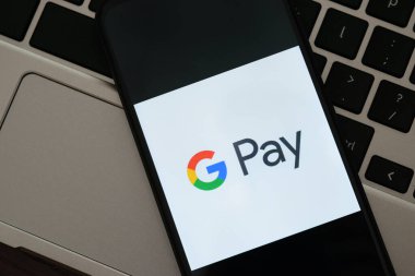 Krakow, Polonya - 30 Eylül 2020: Ekran akıllı telefonunda GPay başvuru tabelası. Google Pay ünlü bir dijital cüzdan platformudur.