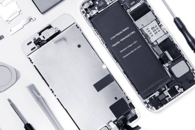 Profesyonel meslek hizmetleri kavramı - profesyonel bir laboratuvarda modern akıllı telefon anakartının onarılması (düşük ton))