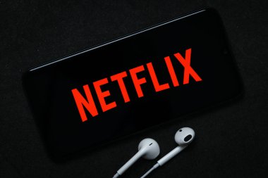 Krakow, Polonya - 07 Ekim 2020: akıllı telefon ekranında Netflix tabelası. Netflix, video izlemekle ünlü bir internet yayın hizmeti sağlayıcısıdır.