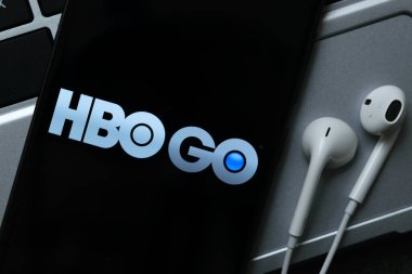 Krakow, Polonya - 07 Ekim 2020: Akıllı telefon ekranında HBO GO uygulama tabelası. HBO GO, video izlemekle ünlü bir internet yayın hizmeti sağlayıcısıdır.