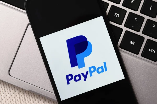 波兰克拉科夫 2020年10月16日 贝宝在智能手机屏幕上的签名 Paypal是一个在线电子金融支付系统 — 图库照片